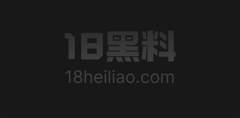 夜里便利店门口 黑衣男女当众热吻 胸口贴胸口挤在车缝里 完全无视吃瓜人群 - 图1